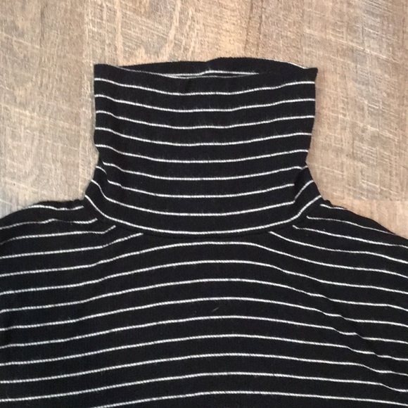 ☀️3/$24☀️ Striped Turtleneck - Picture 3 of 6